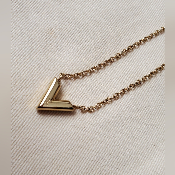 LOUIS VUITTON ESSENTIAL V NECKLACE - Picture 11 of 16